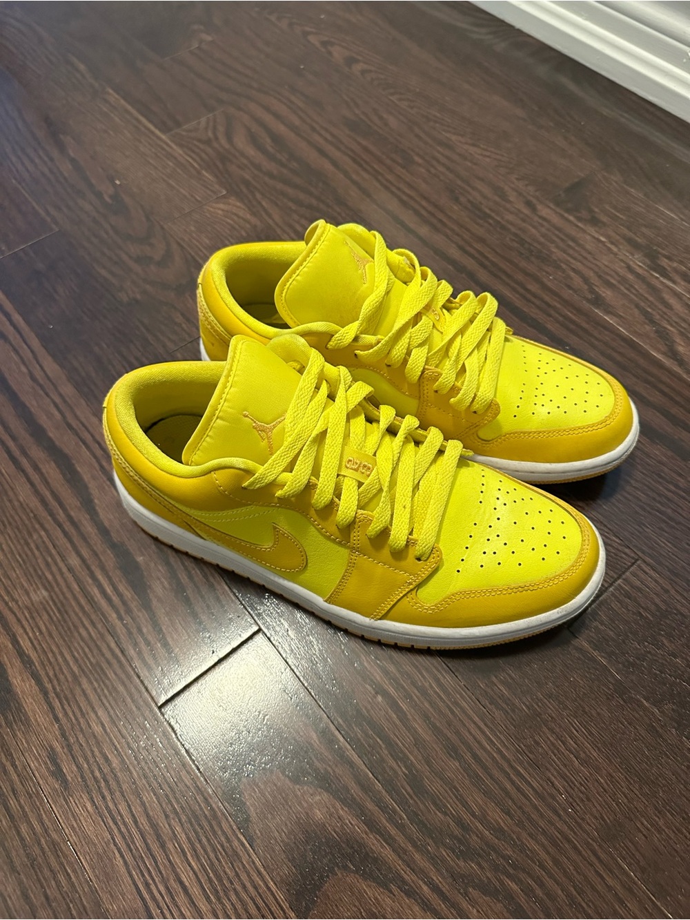 Nike Women Yellow Low-Top Sneakers (Want them gone!)